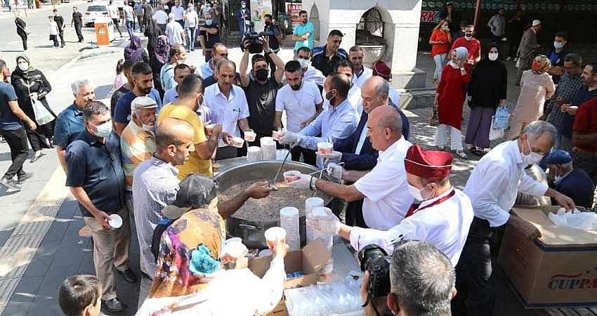 BELEDİYEDEN VATANDAŞLARA AŞURE İKRAMI