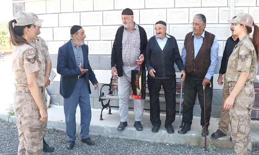 JANDARMADAN BABALAR GÜNÜ KUTLAMASI