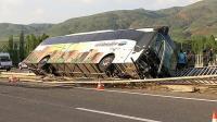 Yolcu Otobüsü Devrildi: 3 Ağır Yaralı