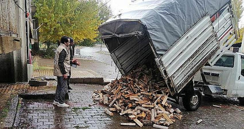 Muhtaç ailelere odun yardımı