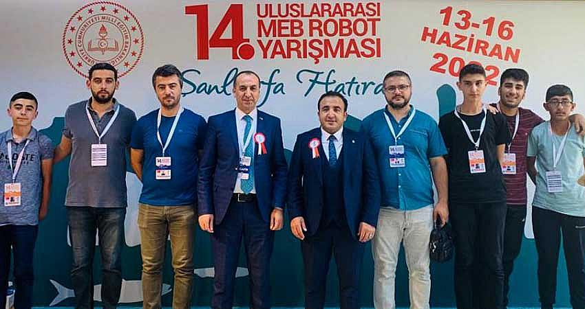 YÜCEL’DEN ROBOT YARIŞMASINA KATILAN ÖĞRENCİLERE ZİYARET