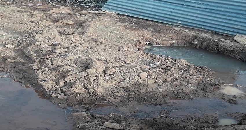 BORULAR PATLADI, KÖY GÖLETE DÖNDÜ