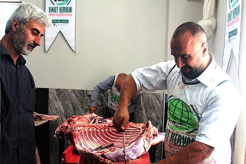 1500 AİLEYE KURBAN ETİ DAĞITTILAR